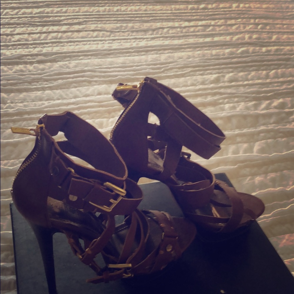 Tan colored strappy high heels 👠 size 7.5